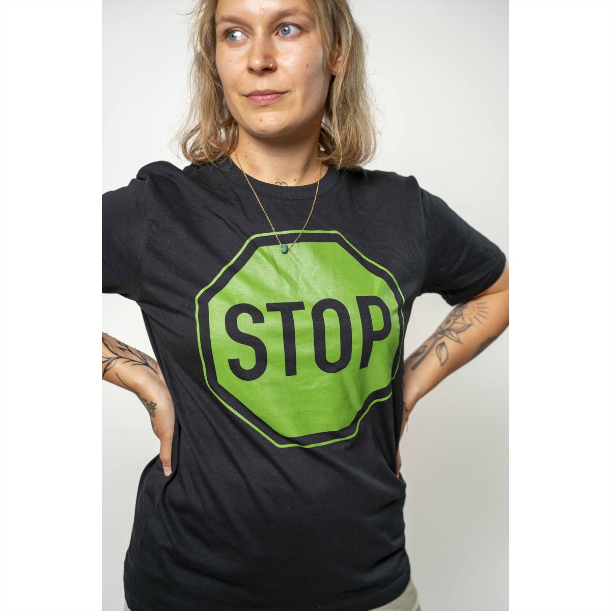 Kurz auf Stop Shirt schwarz (Unisex), L